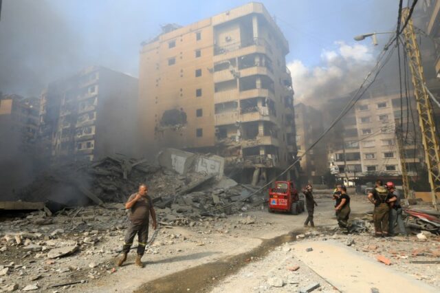 Bombeiros trabalham no local de um ataque aéreo israelense noturno no subúrbio de Shayyah, no sul de Beirute, em 2 de outubro.