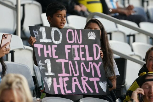 COLUMBUS, OHIO - OUTUBRO 02: Um torcedor segura uma placa caseira para Lionel Messi # 10 do Inter Miami CF antes do jogo entre o Columbus Crew e o Inter Miami CF no Lower.com Field em 02 de outubro de 2024 em Columbus, Ohio. Jason Mowry/Getty Images/AFP (Foto de Jason Mowry/GETTY IMAGES AMÉRICA DO NORTE/Getty Images via AFP)