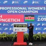 CHICAGO, ILLINOIS - 13 DE OUTUBRO: Ruth Chepngetich, do Quênia, posa com um relógio depois de vencer a divisão profissional feminina da Maratona de Chicago de 2024 e estabelecer um novo recorde mundial com o tempo de 2:09:56 no Grant Park em 13 de outubro de 2024 em Chicago, Illinois. Michael Reaves/Getty Images/AFP (Foto de Michael Reaves/GETTY IMAGES NORTH AMERICA/Getty Images via AFP)