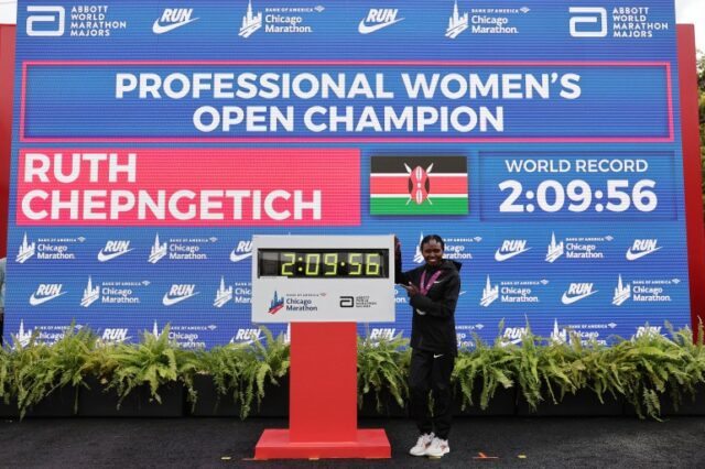 CHICAGO, ILLINOIS - 13 DE OUTUBRO: Ruth Chepngetich, do Quênia, posa com um relógio depois de vencer a divisão profissional feminina da Maratona de Chicago de 2024 e estabelecer um novo recorde mundial com o tempo de 2:09:56 no Grant Park em 13 de outubro de 2024 em Chicago, Illinois. Michael Reaves/Getty Images/AFP (Foto de Michael Reaves/GETTY IMAGES NORTH AMERICA/Getty Images via AFP)