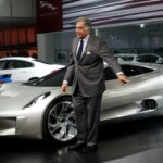 O presidente da Tata Sons, Ratan Tata, posa na frente de um Jaguar C-X75 Hybrid Supercar