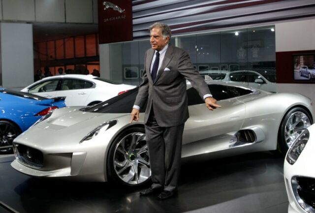 O presidente da Tata Sons, Ratan Tata, posa na frente de um Jaguar C-X75 Hybrid Supercar 