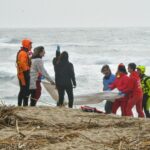 Equipes de resgate recuperam corpo de migrante