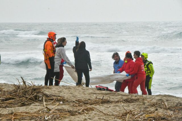 Equipes de resgate recuperam corpo de migrante