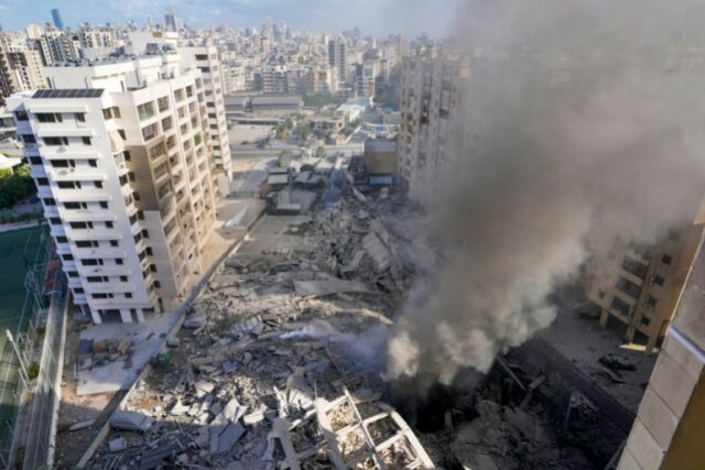 Fumaça sobe do local de um ataque aéreo israelense em Dahiyeh, Beirute, Líbano, quarta-feira, 2 de outubro de 2024. (AP Photo/Hassan Ammar)