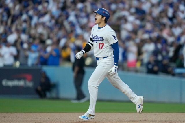 Fãs de beisebol discutem as chances dos Dodgers no jogo 2 do NLDS com donuts