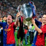 ARQUIVO - Andres Iniesta, do Barcelona, ​​à direita, e Lionel Messi seguram o troféu no final da final da Liga dos Campeões entre Manchester United e Barcelona, ​​em Roma, em 27 de maio de 2009. Andres Iniesta, que marcou o gol da vitória da Espanha na Copa do Mundo de 2010 e foi um dos principais jogadores que fizeram o tiki-taka do Barcelona prosperar por tanto tempo, anunciou sua aposentadoria do futebol na terça-feira. (Foto AP/Manu Fernandez, Arquivo)