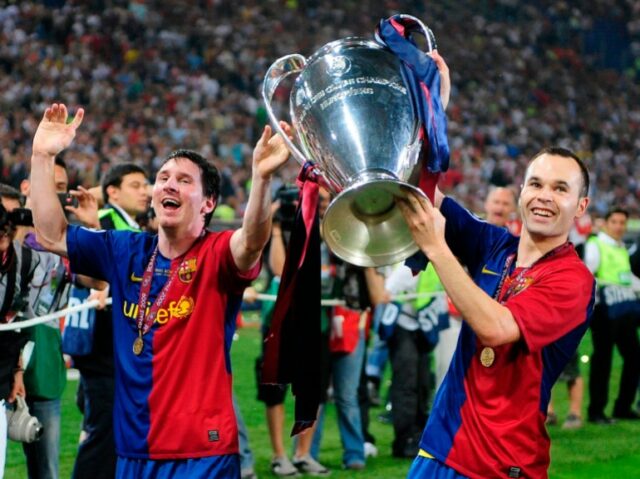 ARQUIVO - Andres Iniesta, do Barcelona, ​​à direita, e Lionel Messi seguram o troféu no final da final da Liga dos Campeões entre Manchester United e Barcelona, ​​em Roma, em 27 de maio de 2009. Andres Iniesta, que marcou o gol da vitória da Espanha na Copa do Mundo de 2010 e foi um dos principais jogadores que fizeram o tiki-taka do Barcelona prosperar por tanto tempo, anunciou sua aposentadoria do futebol na terça-feira. (Foto AP/Manu Fernandez, Arquivo)