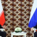 O presidente russo, Vladimir Putin, à direita, ouve o presidente iraniano, Masoud Pezeshkian