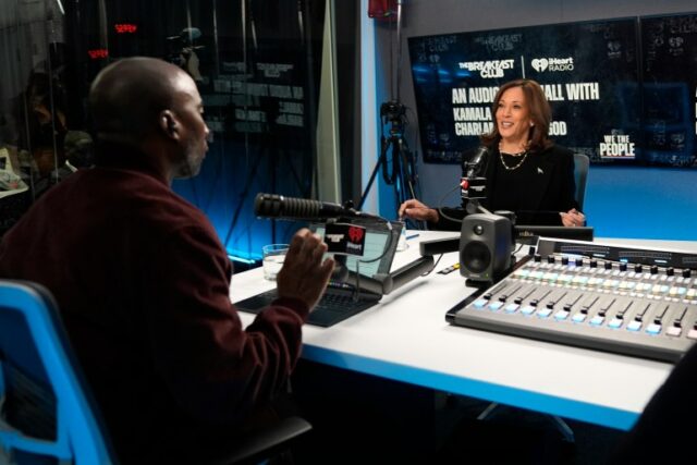 Charlamagne tha God entrevista Kamala Harris em um estúdio de rádio