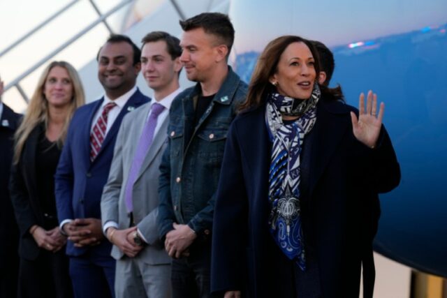 A vice-presidente democrata indicada à presidência, Kamala Harris, acena no aeroporto Trenton-Mercer, no condado de Mercer, NJ, antes de partir a caminho de Milwaukee, quarta-feira, 16 de outubro de 2024. 