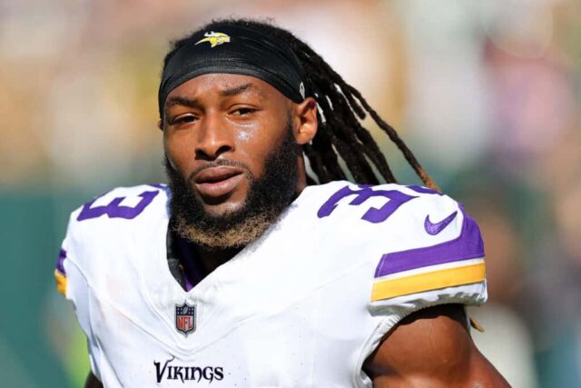 GREEN BAY, WISCONSIN - 29 DE SETEMBRO: Aaron Jones #33 do Minnesota Vikings participa de aquecimentos antes de um jogo contra o Green Bay Packers no Lambeau Field em 29 de setembro de 2024 em Green Bay, Wisconsin.