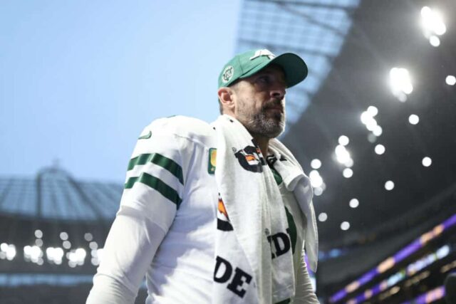 LONDRES, INGLATERRA - 06 DE OUTUBRO: Aaron Rodgers do New York Jets observa durante a partida da NFL entre New York Jets e Minnesota Vikings no Tottenham Hotspur Stadium em 06 de outubro de 2024 em Londres, Inglaterra. 