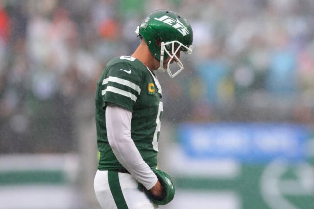 EAST RUTHERFORD, NOVA JERSEY - 29 DE SETEMBRO: Aaron Rodgers (8) do New York Jets entra em campo no início do segundo quarto contra o Denver Broncos no MetLife Stadium em 29 de setembro de 2024 em East Rutherford, Nova Jersey.