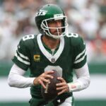 EAST RUTHERFORD, NOVA JERSEY - 29 DE SETEMBRO: Aaron Rodgers # 8 do New York Jets lança um passe contra o Denver Broncos durante o primeiro quarto no MetLife Stadium em 29 de setembro de 2024 em East Rutherford, Nova Jersey.