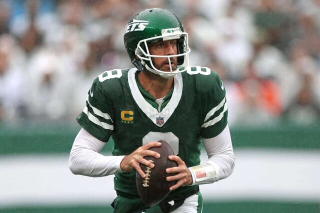 EAST RUTHERFORD, NOVA JERSEY - 29 DE SETEMBRO: Aaron Rodgers # 8 do New York Jets lança um passe contra o Denver Broncos durante o primeiro quarto no MetLife Stadium em 29 de setembro de 2024 em East Rutherford, Nova Jersey. 