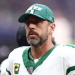 LONDRES, INGLATERRA - 06 DE OUTUBRO: Aaron Rodgers do New York Jets observa durante a partida da NFL entre New York Jets e Minnesota Vikings no Tottenham Hotspur Stadium em 06 de outubro de 2024 em Londres, Inglaterra.