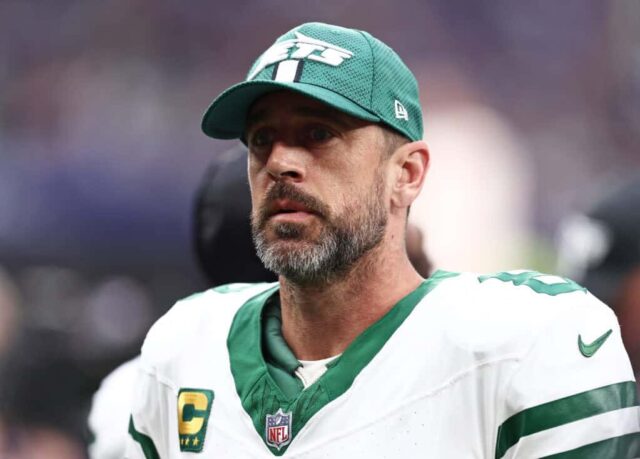 LONDRES, INGLATERRA - 06 DE OUTUBRO: Aaron Rodgers do New York Jets observa durante a partida da NFL entre New York Jets e Minnesota Vikings no Tottenham Hotspur Stadium em 06 de outubro de 2024 em Londres, Inglaterra.