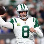 EAST RUTHERFORD, NOVA JERSEY - 14 DE OUTUBRO: Aaron Rodgers #8 do New York Jets em ação contra o Buffalo Bills no MetLife Stadium em 14 de outubro de 2024 em East Rutherford, Nova Jersey.