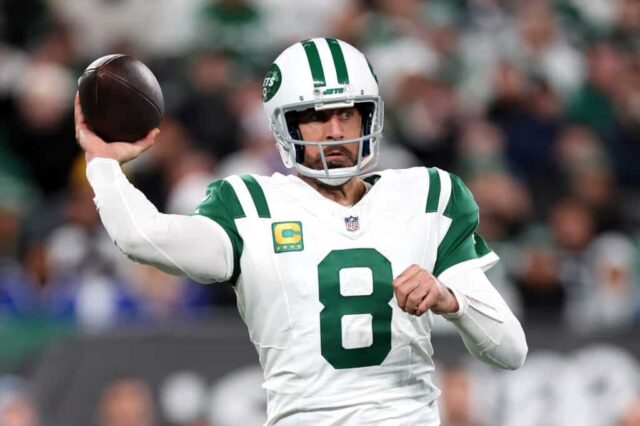 EAST RUTHERFORD, NOVA JERSEY - 14 DE OUTUBRO: Aaron Rodgers #8 do New York Jets em ação contra o Buffalo Bills no MetLife Stadium em 14 de outubro de 2024 em East Rutherford, Nova Jersey.