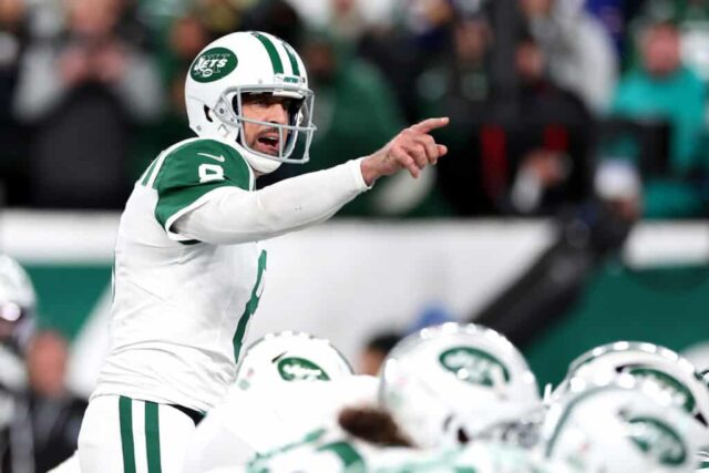 EAST RUTHERFORD, NOVA JERSEY - 14 DE OUTUBRO: Aaron Rodgers #8 do New York Jets em ação contra o Buffalo Bills no MetLife Stadium em 14 de outubro de 2024 em East Rutherford, Nova Jersey.