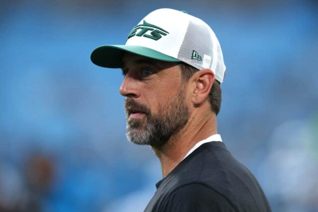 CHARLOTTE, CAROLINA DO NORTE - 17 DE AGOSTO: Aaron Rodgers nº 8 do New York Jets observa antes do jogo de pré-temporada contra o Carolina Panthers no Bank of America Stadium em 17 de agosto de 2024 em Charlotte, Carolina do Norte.