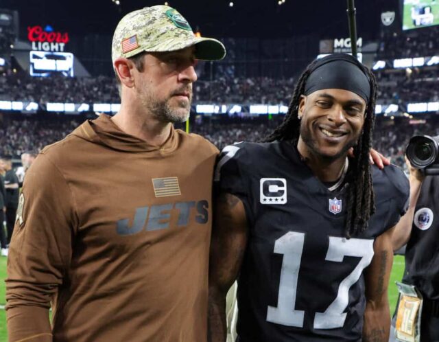 LAS VEGAS, NEVADA - 12 DE NOVEMBRO: O quarterback Aaron Rodgers nº 8 do New York Jets e o wide receiver Davante Adams nº 17 do Las Vegas Raiders visitam o campo após a vitória dos Raiders por 16-12 sobre os Jets no Allegiant Stadium em novembro 12 de outubro de 2023 em Las Vegas, Nevada. 