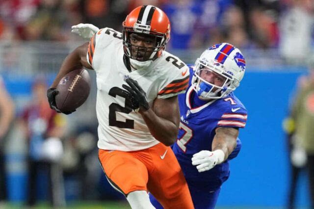 DETROIT, MICHIGAN - 20 DE NOVEMBRO: Amari Cooper nº 2 do Cleveland Browns passa por Taron Johnson nº 7 do Buffalo Bills durante o primeiro trimestre no Ford Field em 20 de novembro de 2022 em Detroit, Michigan.