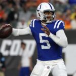 CINCINNATI, OHIO - 22 DE AGOSTO: O quarterback Anthony Richardson # 5 do Indianapolis Colts tenta passar a bola durante o primeiro quarto do jogo de pré-temporada contra o Cincinnati Bengals no Paycor Stadium em 22 de agosto de 2024 em Cincinnati, Ohio.