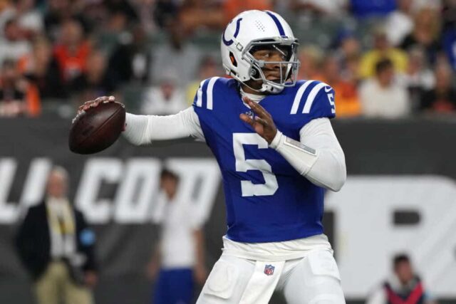 CINCINNATI, OHIO - 22 DE AGOSTO: O quarterback Anthony Richardson # 5 do Indianapolis Colts tenta passar a bola durante o primeiro quarto do jogo de pré-temporada contra o Cincinnati Bengals no Paycor Stadium em 22 de agosto de 2024 em Cincinnati, Ohio.