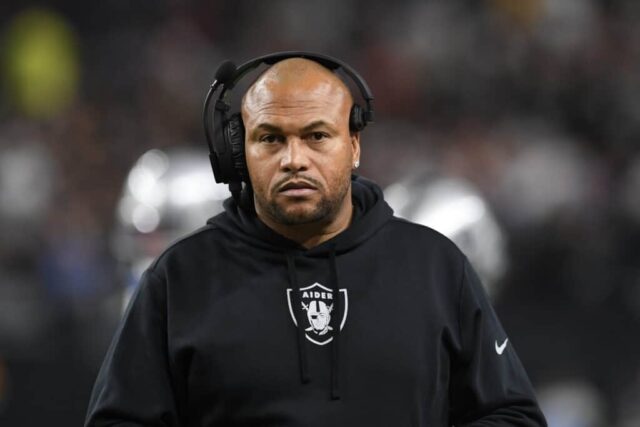 LAS VEGAS, NEVADA - 14 DE DEZEMBRO: O técnico interino Antonio Pierce do Las Vegas Raiders reage contra o Los Angeles Chargers durante o segundo quarto no Allegiant Stadium em 14 de dezembro de 2023 em Las Vegas, Nevada. Os Raiders derrotaram os Chargers por 63-21.