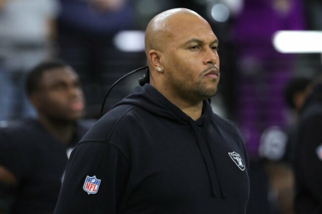 LAS VEGAS, NEVADA - 10 DE DEZEMBRO: O técnico interino Antonio Pierce do Las Vegas Raiders reage antes do jogo contra o Minnesota Vikings no Allegiant Stadium em 10 de dezembro de 2023 em Las Vegas, Nevada.