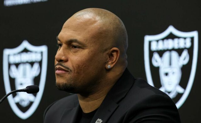 HENDERSON, NEVADA - 24 DE JANEIRO: Antonio Pierce ouve ser apresentado como o técnico principal do Las Vegas Raiders durante uma entrevista coletiva que também apresenta Tom Telesco como gerente geral da equipe no Las Vegas Raiders Headquarters/Intermountain Healthcare Performance Center em 24 de janeiro , 2024 em Henderson, Nevada.