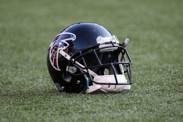 O capacete de um jogador do Atlanta Falcons fica na grama antes do início do jogo de pré-temporada dos Falcons e Baltimore Ravens no M&T Bank Stadium em 15 de agosto de 2013 em Baltimore, Maryland.