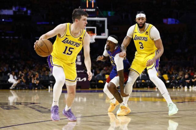 LOS ANGELES, CALIFÓRNIA - 25 DE ABRIL: Austin Reaves # 15 do Los Angeles Lakers durante o terceiro jogo dos playoffs da primeira rodada da Conferência Oeste na Crypto.com Arena em 25 de abril de 2024 em Los Angeles, Califórnia.