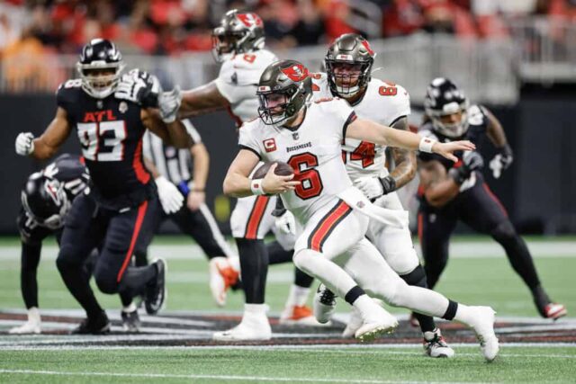 ATLANTA, GEÓRGIA - 10 DE DEZEMBRO: Baker Mayfield # 6 do Tampa Bay Buccaneers carrega a bola durante o primeiro tempo contra o Atlanta Falcon no Mercedes-Benz Stadium em 10 de dezembro de 2023 em Atlanta, Geórgia.