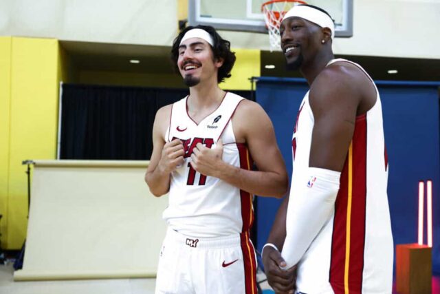 MIAMI, FLÓRIDA - 30 DE SETEMBRO: Jaime Jaquez Jr. #11 e Bam Adebayo #13 do Miami Heat posam para uma foto durante o media day no Kaseya Center em 30 de setembro de 2024 em Miami, Flórida. NOTA AO USUÁRIO: O usuário reconhece e concorda expressamente que, ao baixar e/ou usar esta fotografia, o usuário concorda com os termos e condições do Contrato de Licença da Getty Images.