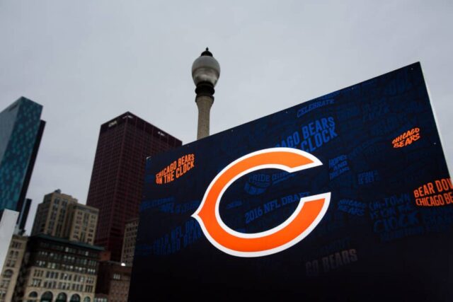 CHICAGO, IL - 28 DE ABRIL: Um gráfico do Chicago Bears é exibido no Grant Park, na entrada do NFL Draft Town, antes do início do NFL Draft 2016 em 28 de abril de 2016 em Chicago, Illinois.