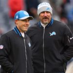 CHICAGO, ILLINOIS - 10 DE DEZEMBRO: O coordenador ofensivo Ben Johnson e o técnico Dan Campbell do Detroit Lions observam antes do jogo contra o Chicago Bears no Soldier Field em 10 de dezembro de 2023 em Chicago, Illinois