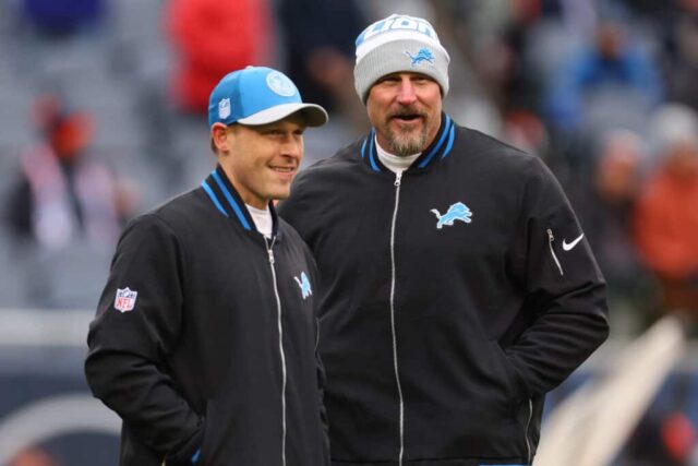 CHICAGO, ILLINOIS - 10 DE DEZEMBRO: O coordenador ofensivo Ben Johnson e o técnico Dan Campbell do Detroit Lions observam antes do jogo contra o Chicago Bears no Soldier Field em 10 de dezembro de 2023 em Chicago, Illinois