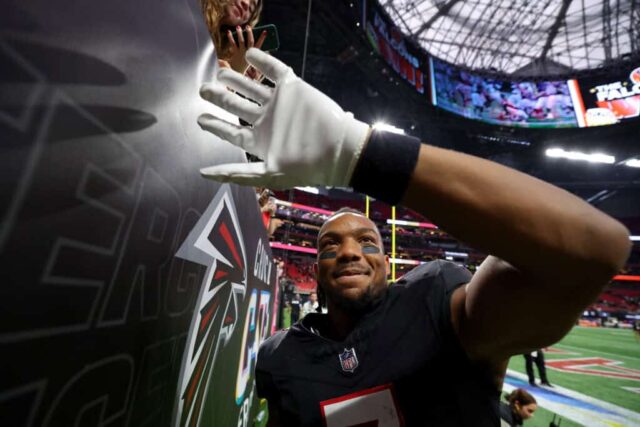 ATLANTA, GEÓRGIA - 29 DE SETEMBRO: Bijan Robinson nº 7 do Atlanta Falcons comemora com os fãs ao deixar o campo após uma vitória contra o New Orleans Saints no Mercedes-Benz Stadium em 29 de setembro de 2024 em Atlanta, Geórgia.