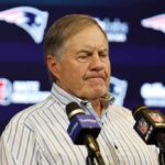 FOXBOROUGH, MASSACHUSETTS - 07 DE JANEIRO: O técnico do New England Patriots, Bill Belichick, fala durante uma coletiva de imprensa após um jogo contra o New York Jets no Gillette Stadium em 07 de janeiro de 2024 em Foxborough, Massachusetts.