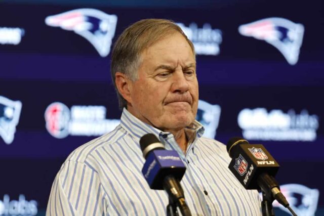 FOXBOROUGH, MASSACHUSETTS - 07 DE JANEIRO: O técnico do New England Patriots, Bill Belichick, fala durante uma coletiva de imprensa após um jogo contra o New York Jets no Gillette Stadium em 07 de janeiro de 2024 em Foxborough, Massachusetts.