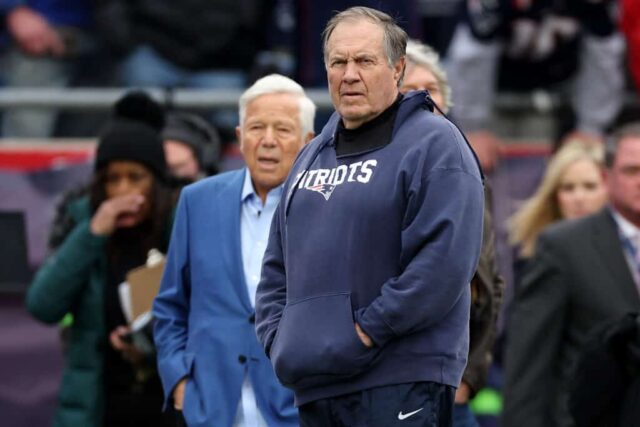 FOXBOROUGH, MASSACHUSETTS - 17 DE DEZEMBRO: Robert Kraft, proprietário do New England Patriots, e o técnico Bill Belichick observam da linha lateral antes do jogo contra o Kansas City Chiefs no Gillette Stadium em 17 de dezembro de 2023 em Foxborough, Massachusetts