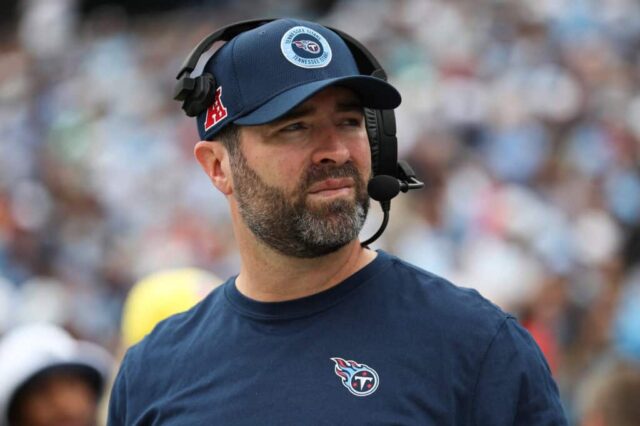 NASHVILLE, TENNESSEE - 15 DE SETEMBRO: O técnico do Tennessee Titans, Brian Callahan, observa antes de um jogo contra o New York Jets no Nissan Stadium em 15 de setembro de 2024 em Nashville, Tennessee. 