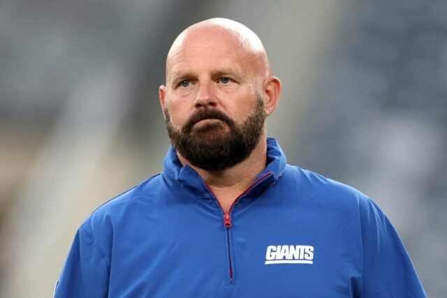 EAST RUTHERFORD, NOVA JERSEY - 26 DE SETEMBRO: O técnico Brian Daboll do New York Giants observa antes do jogo contra o Dallas Cowboys no MetLife Stadium em 26 de setembro de 2024 em East Rutherford, Nova Jersey.