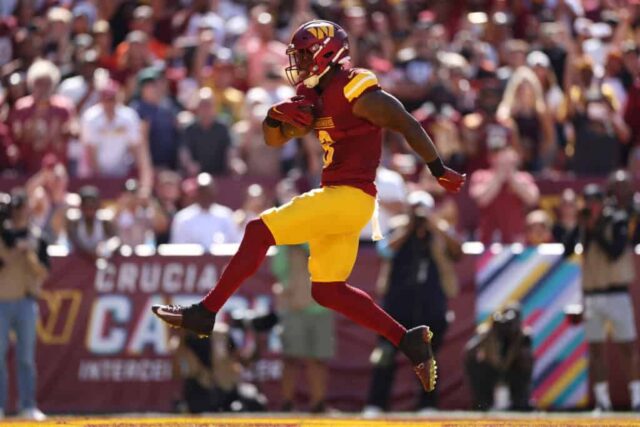 LANDOVER, MARYLAND - OUTUBRO 06: Brian Robinson Jr. # 8 do Washington Commanders marca um touchdown contra o Cleveland Browns durante o segundo quarto no Northwest Stadium em 06 de outubro de 2024 em Landover, Maryland. 