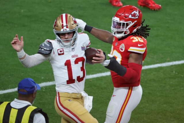 LAS VEGAS, NEVADA - 11 DE FEVEREIRO: Nick Bolton nº 32 do Kansas City Chiefs é chamado para um tackle de coleira em Brock Purdy nº 13 do San Francisco 49ers durante o segundo quarto durante o Super Bowl LVIII no Allegiant Stadium em 11 de fevereiro, 2024 em Las Vegas, Nevada.