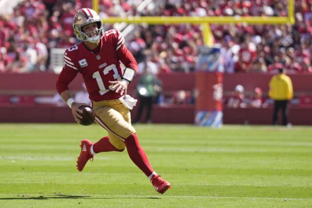 SANTA CLARA, CALIFÓRNIA - 29 DE SETEMBRO: Brock Purdy # 13 do San Francisco 49ers corre com a bola no primeiro quarto contra o New England Patriots no Levi's Stadium em 29 de setembro de 2024 em Santa Clara, Califórnia. 