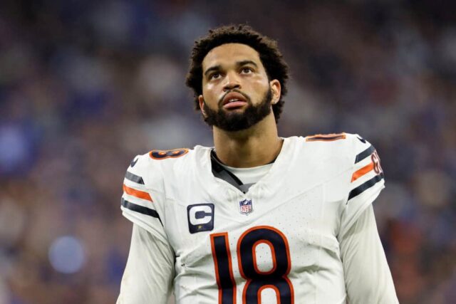 INDIANÁPOLIS, INDIAN - 22 DE SETEMBRO: O quarterback Caleb Williams nº 18 do Chicago Bears observa o Indianapolis Colts durante a segunda metade do jogo no Lucas Oil Stadium em 22 de setembro de 2024 em Indianápolis, Indiana.